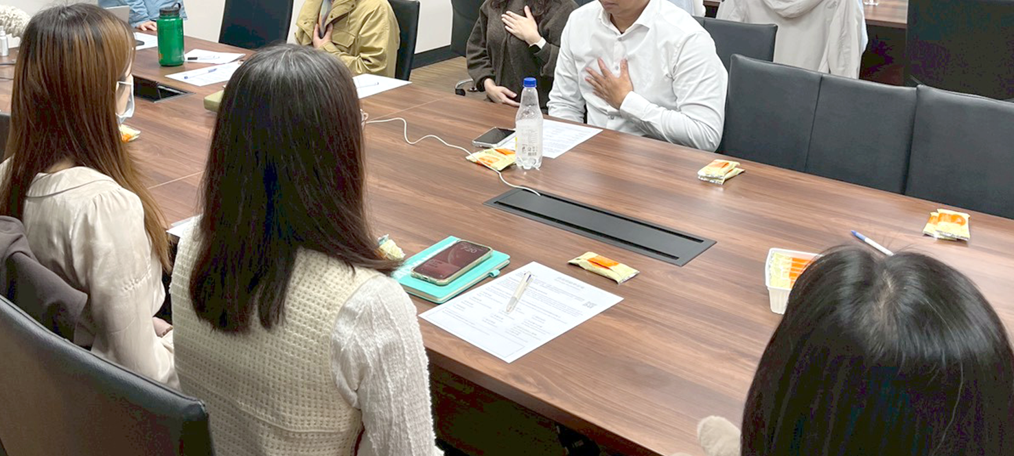 講師帶領同仁進行腹部呼吸與專注練習